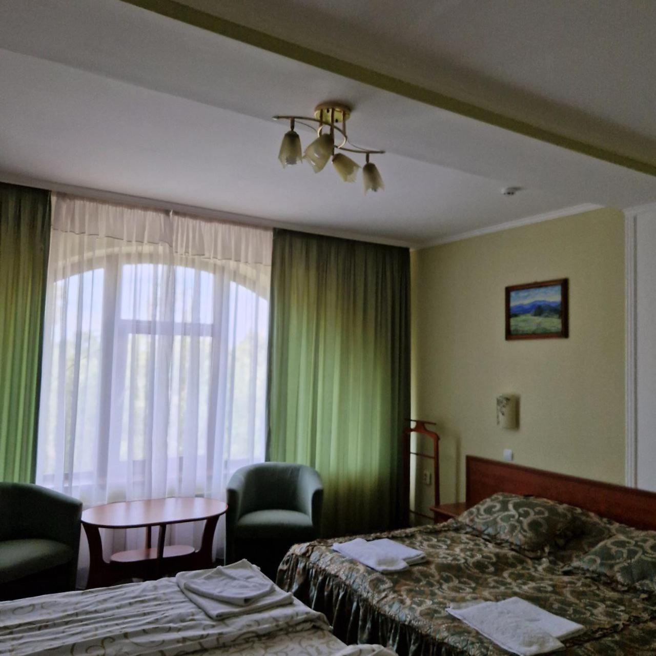 Hotel Helikon Yanoshi Extérieur photo