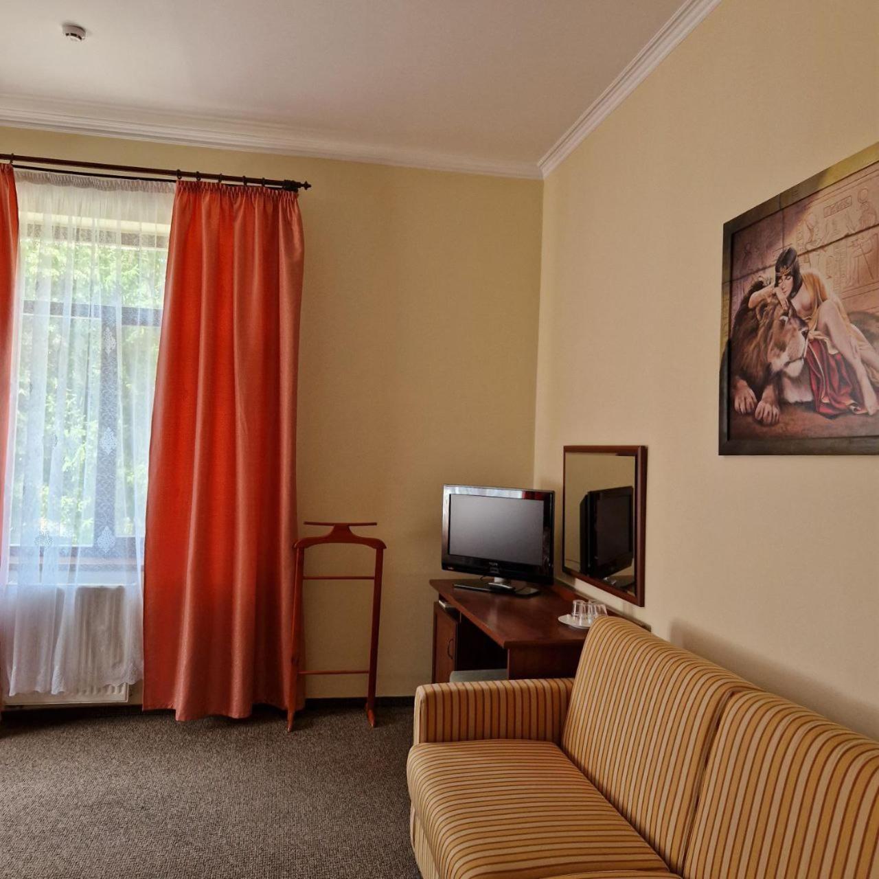 Hotel Helikon Yanoshi Extérieur photo