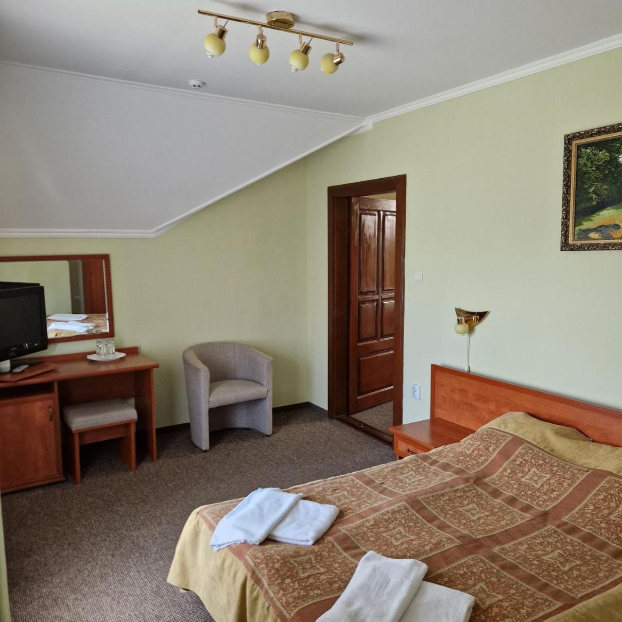 Hotel Helikon Yanoshi Extérieur photo