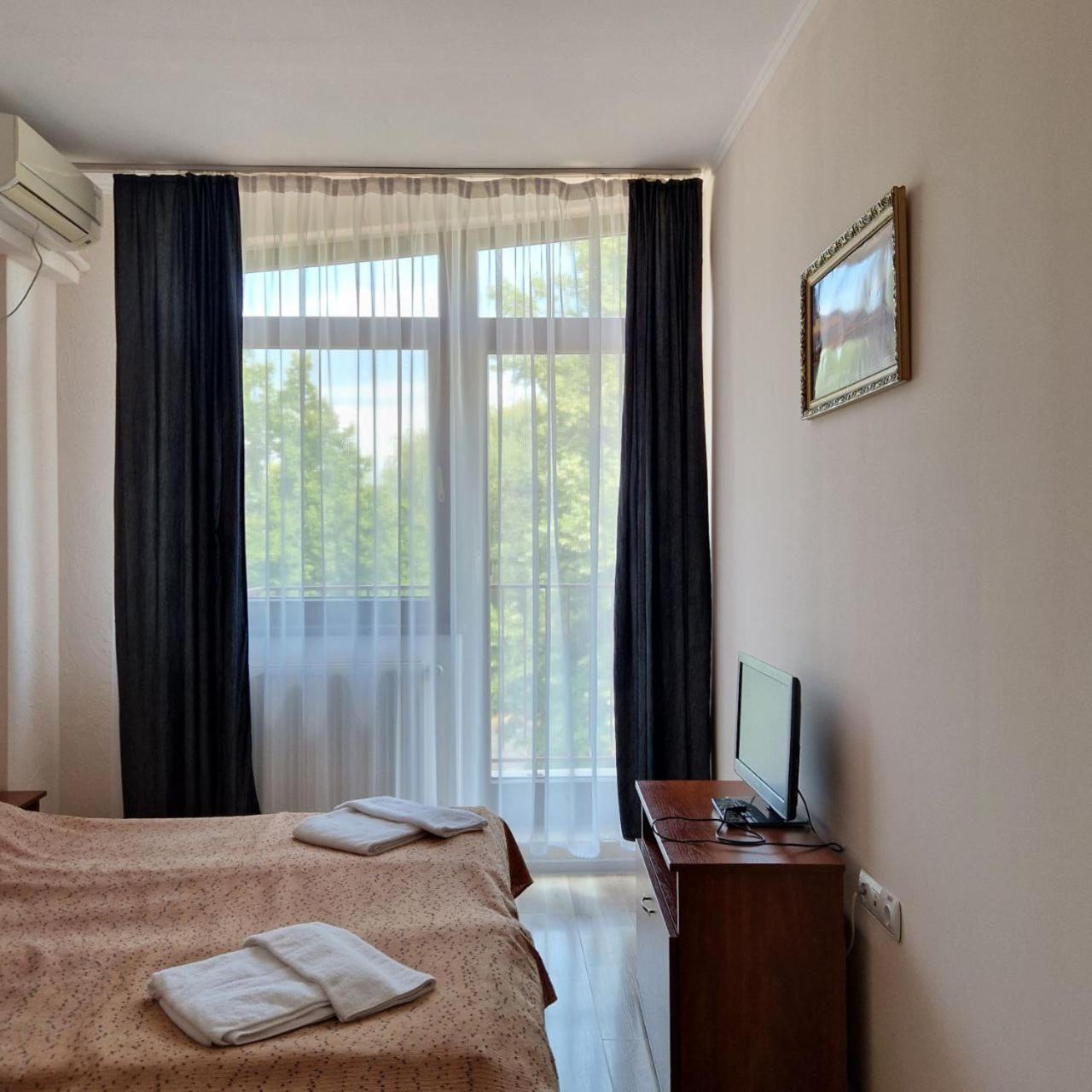 Hotel Helikon Yanoshi Extérieur photo