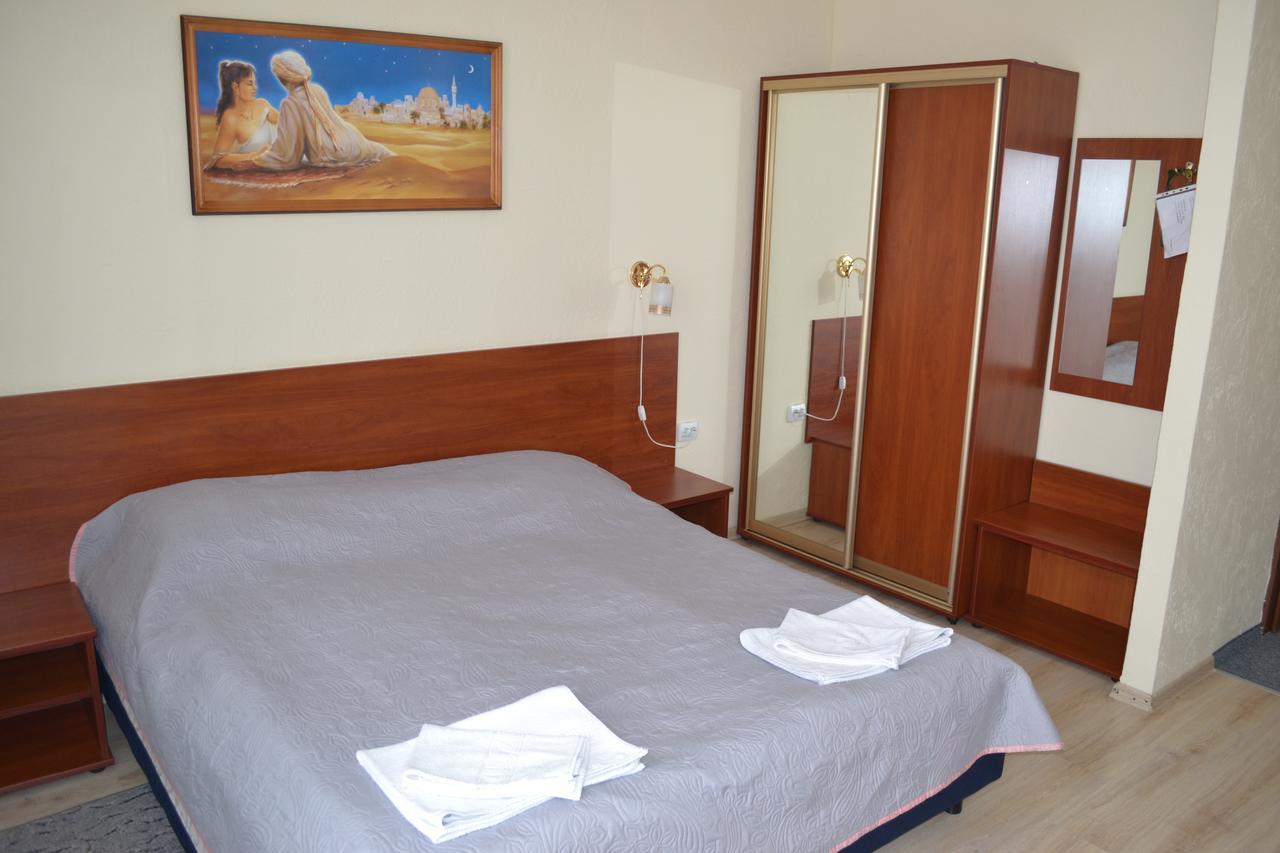 Hotel Helikon Yanoshi Extérieur photo
